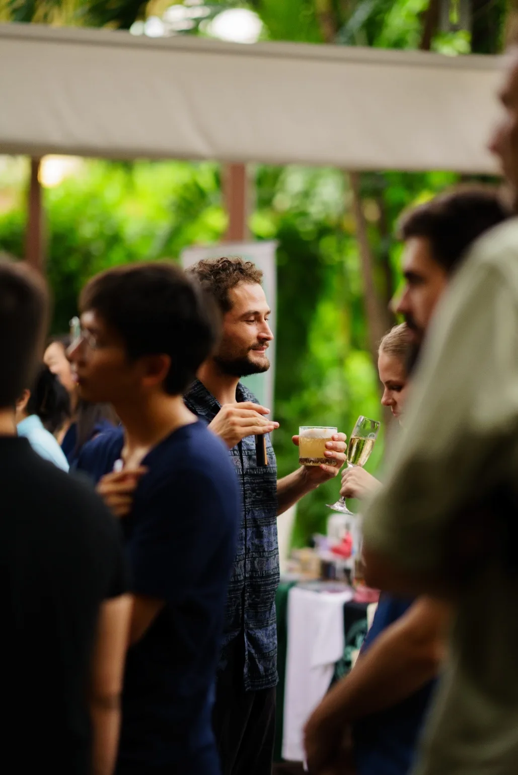 Guests converse in the MonkeyPod garden between sessions.